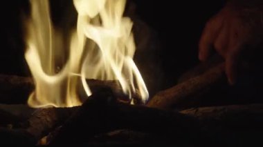 Yakacak odunların üzerinde yanan bir alev Siyah bir arka planda
