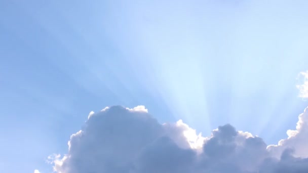 Moln Blå Himmel Soluppgången Bryter Igenom Molnmassan Tidsförskjutning Molnlandskap Med — Stockvideo
