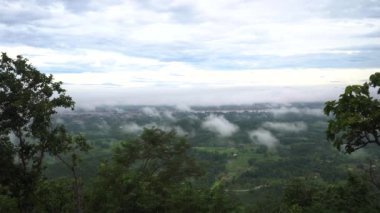 Şafak vakti, Phu Thok 'un aşağısındaki vadideki dağ ve kasabalar geniş açılı, Chiang Khan thailand..