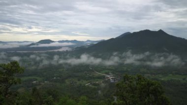 Şafak vakti, Phu Thok 'un aşağısındaki vadideki dağ ve kasabalar geniş açılı, Chiang Khan thailand..