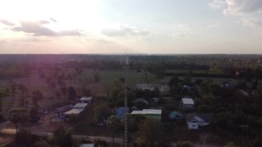DJI Maviç 'in köyde kullandığı yüksek açılı telefon direği