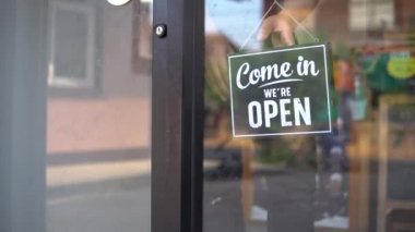 Salgın sırasında küçük işletmeler açılıyor. Tabelayı yakın mesafeden açmak.