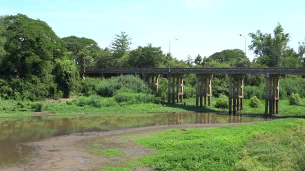 泰国的一座河桥 既干燥又不那么潮湿 — 图库视频影像