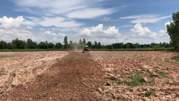 Roter Traktor Bearbeitet Erde Karger Landschaft — Stockvideo