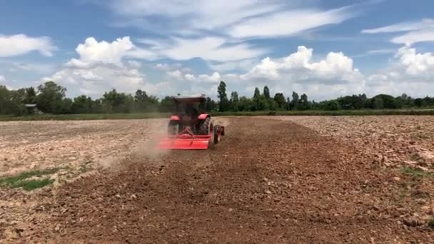 Trattore Rosso Terreno Lavorazione Paesaggio Arido — Video Stock