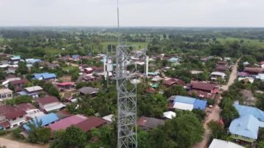 DJI Maviç 'in köyde kullandığı yüksek açılı telefon direği