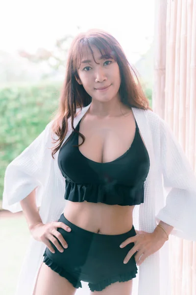 Femme Asiatique Dans Bikini Noir Sexy Dans Hôtel — Photo