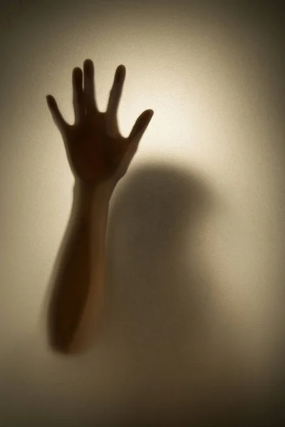 Φάντασμα Έννοια Σκιά Μιας Γυναίκας Πίσω Από Ματ Γυαλί Θολή — Φωτογραφία Αρχείου