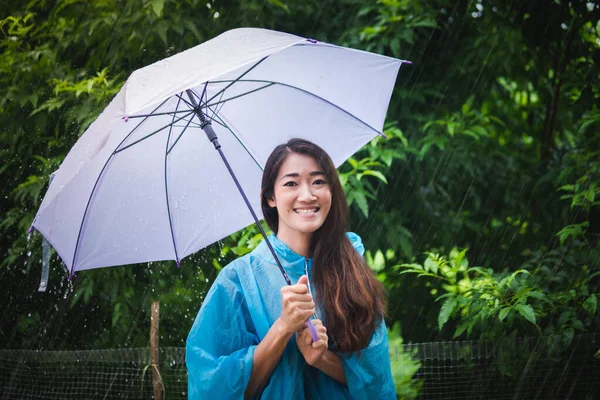 Asiatico Donna Indossare Diffondere Ombrello Impermeabile All Aperto Pioggia Giorno — Foto Stock