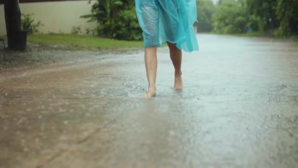 Asiatin Die Draußen Einen Regenmantel Trägt Und Einen Regenschirm Aufspannt — Stockvideo