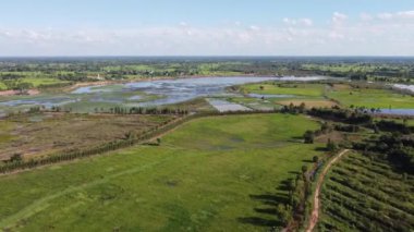 Kırsal kesimdeki bir rezervuarın yüksek açılı görüntüsü, Khlong Chiang Song, Kosum Phisai Bölgesi, Maha Sarakham Eyaleti, Tayland 