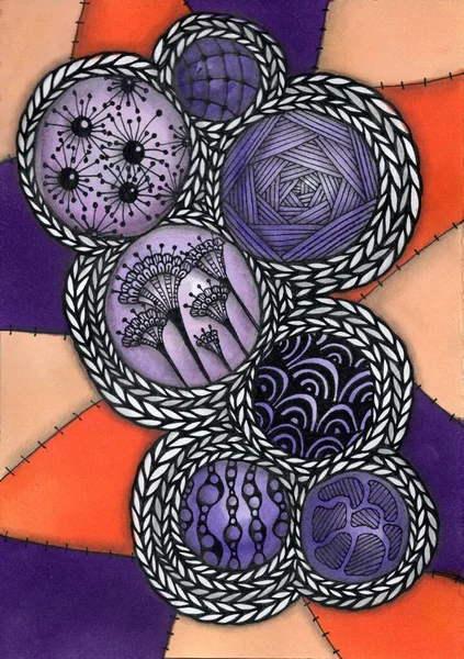 Zentangle tarzında soyut bir kompozisyon çizimi. Birkaç birbirine dolanmış çember karmaşık bir mozaik oluşturur. Her çemberin kendine has bir düzeni var.. 