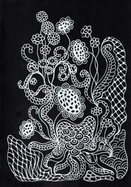 Çok detaylı ve kompleks bir grafik deseni. Tamamen beyaz çizgilerden oluşmuş. Siyah bir zemin üzerinde. Karanlıkta parlayan, mistik bir bahçeye ya da karmaşık bir dantele benziyor..