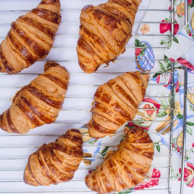 Taze pişmiş kruvasan.