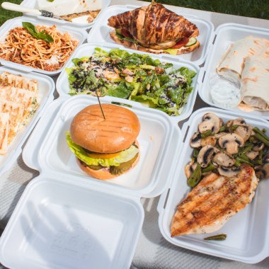 Kutular dolusu yiyecek.