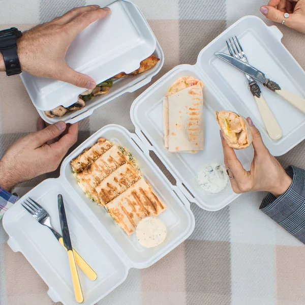 people unpack the food delivered