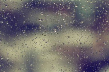Camdaki yağmur damlaları