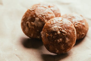 gingerbread parlak kağıt arka plan üzerinde kapat