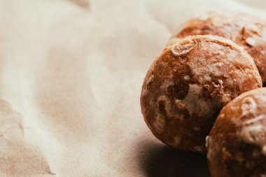 gingerbread parlak kağıt arka plan üzerinde kapat