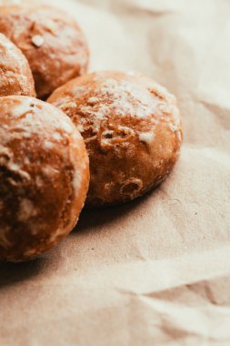 gingerbread parlak kağıt arka plan üzerinde kapat