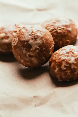 gingerbread parlak kağıt arka plan üzerinde kapat