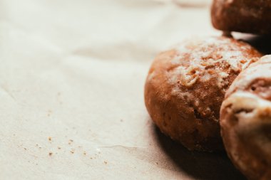 gingerbread parlak kağıt arka plan üzerinde kapat