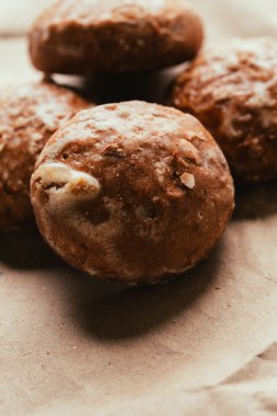 gingerbread parlak kağıt arka plan üzerinde kapat