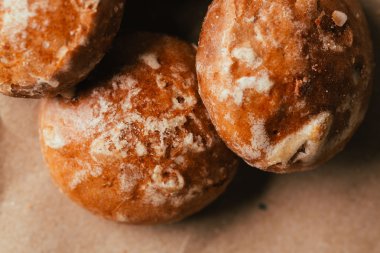 gingerbread parlak kağıt arka plan üzerinde kapat