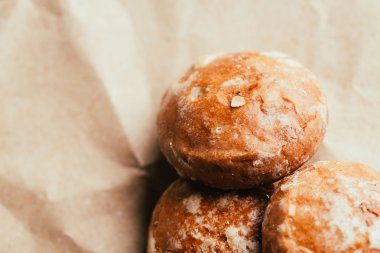 gingerbread parlak kağıt arka plan üzerinde kapat