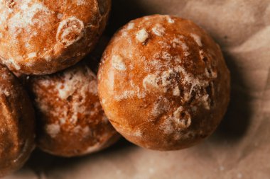 gingerbread parlak kağıt arka plan üzerinde kapat