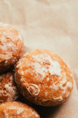 gingerbread parlak kağıt arka plan üzerinde kapat