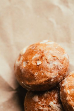 gingerbread parlak kağıt arka plan üzerinde kapat