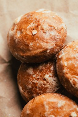 gingerbread parlak kağıt arka plan üzerinde kapat