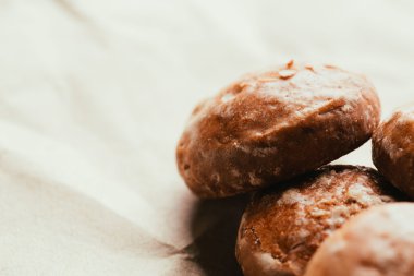 gingerbread parlak kağıt arka plan üzerinde kapat