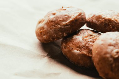 gingerbread parlak kağıt arka plan üzerinde kapat