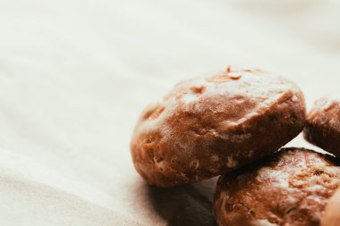 gingerbread parlak kağıt arka plan üzerinde kapat