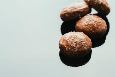 karanlık bir arka plan üzerinde taze zencefilli yakın çekim