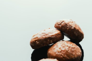 karanlık bir arka plan üzerinde taze zencefilli yakın çekim