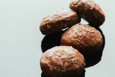 karanlık bir arka plan üzerinde taze zencefilli yakın çekim