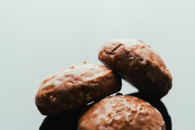 karanlık bir arka plan üzerinde taze zencefilli yakın çekim