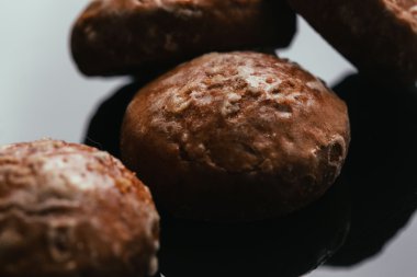 karanlık bir arka plan üzerinde taze zencefilli yakın çekim