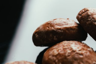 karanlık bir arka plan üzerinde taze zencefilli yakın çekim