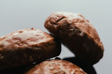 karanlık bir arka plan üzerinde taze zencefilli yakın çekim