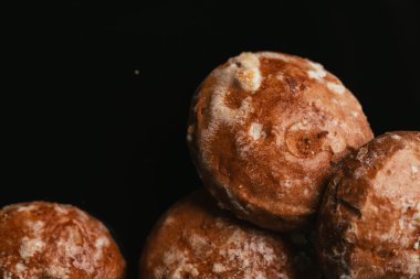 karanlık bir arka plan üzerinde taze zencefilli yakın çekim