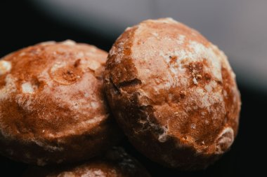 karanlık bir arka plan üzerinde taze zencefilli yakın çekim