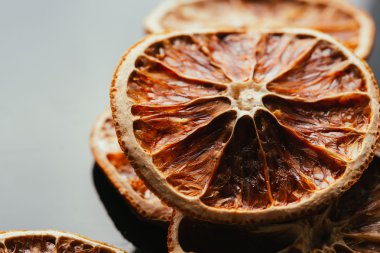 limon ve portakal karanlık ayna arka plan üzerinde kuru