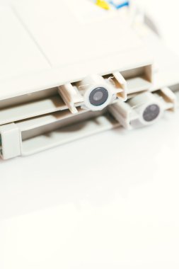 Beyaz arka planda yazıcı gri kartuşları