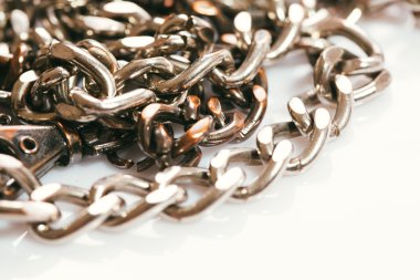 Beyaz arka planda çeşitli boyutlarda metal zincirleri