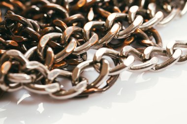 Beyaz arka planda çeşitli boyutlarda metal zincirleri