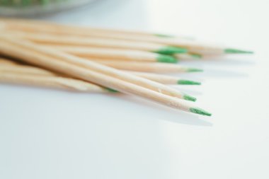 bir yeşil çevreleyen, tarih ile kürdan arka plan beyaz